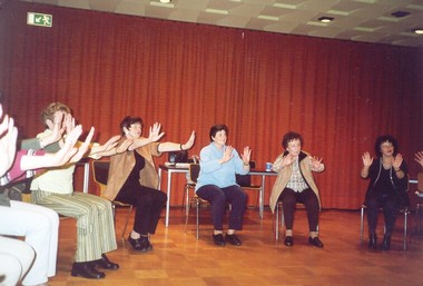 Tanz im Sitzen in der kfd-Mitarbeiterinnenrunde