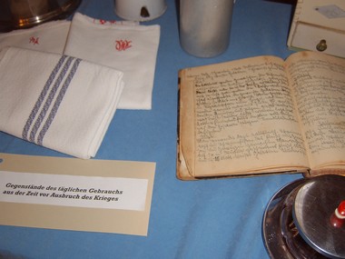 Exponate Gegenstände des täglichen Gebrauchs aus der Zeit vor Ausbruch des Krieges