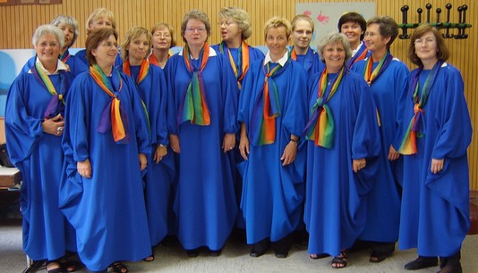 die Tanzgruppe mit ihren blauen Gewändern und Tüchern in Regenbogenfarben