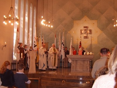 Zehn Bottroper kfd-Gruppen standen mit ihren Fahnen am Altar