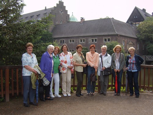 kfd-Mitarbeiterinnen vor Schloss Wittringen